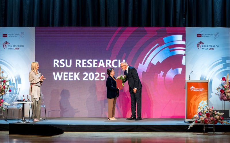 rsu_rektors_sveic_lolitu_vilku.jpg